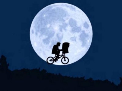 Pop up cinema under the Moon