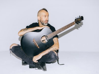 Jon Gomm performs in Hepworth church